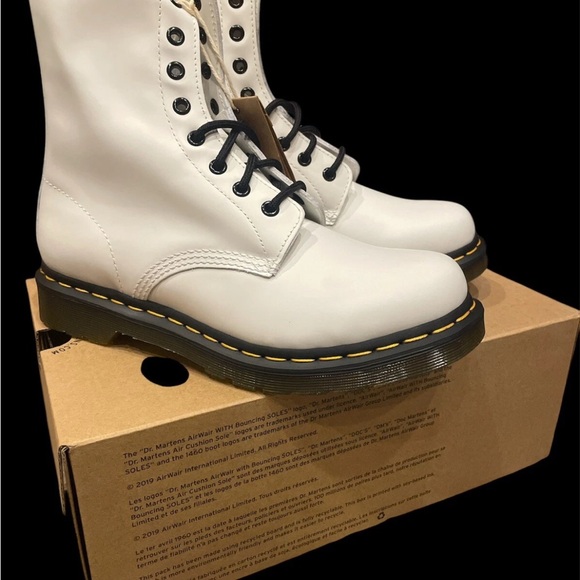 Dr. Martens White Smooth Leather Boots Sz 9 - Picture 1 of 5